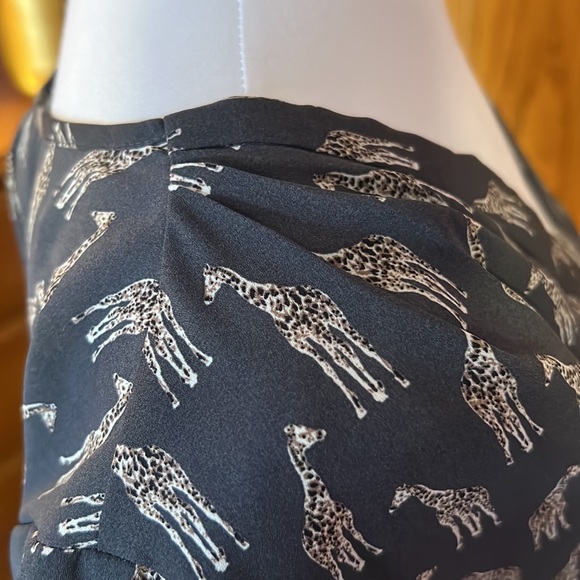 H&M 🦒 Giraffe Print Blouse, lightweight with cute shoulder details & pleats - Picture 3 of 11